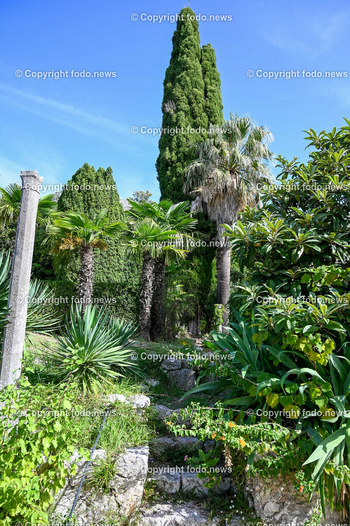 Arboretum von Trsteno_ Kroatien_ 11.10.2023-77 | 11.10.2023, Kroatien, HRV, Trsteno im Bild Arboretum, Trsteno, Hafen, Pflanzen, Brunnen, Neptunbrunnen, Wege, Palmen, Eukalyptus, Lorbeer, Kakteen, Zitrus, Oliven, Filmkulisse Game of Thrones

Das Arboretum von Trsteno befindet sich etwa 18 Kilometer nordwestlich der Stadt Dubrovnik im Sueden Kroatiens. Als einziges Arboretum an der oestlichen Adria-Kueste stellt es die aelteste Sammlung exotischer Baeume und Pflanzen des Landes dar.
Die Gartenanlage befindet sich entlang der Kuestenstraße zwischen den Ortschaften Orašac und Slano.
Quelle: Wikipedia
