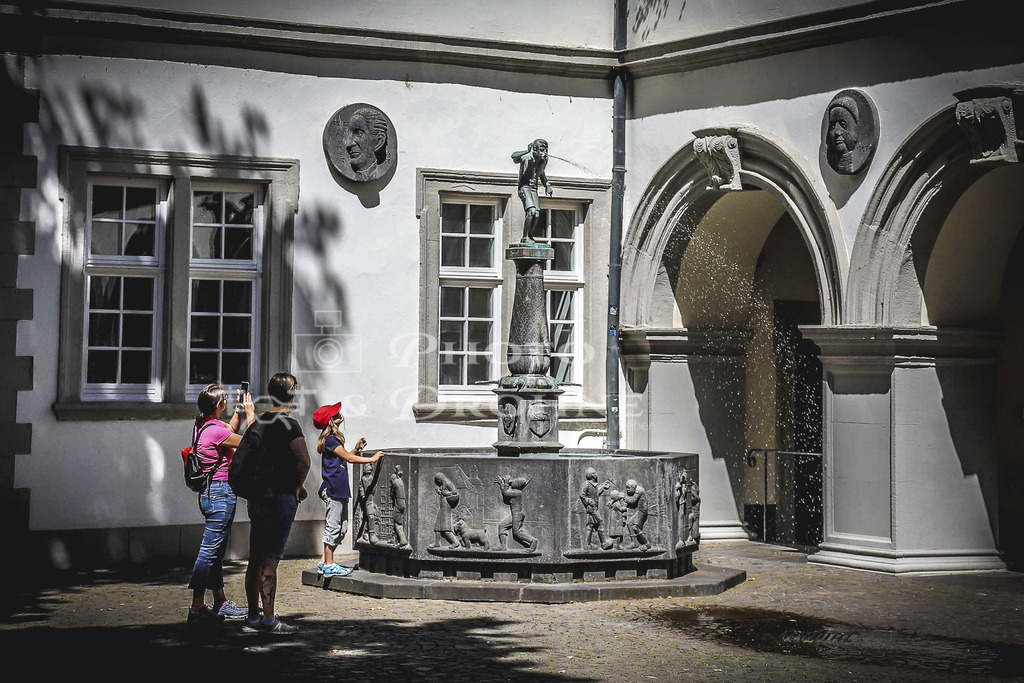 Koblenz-1280-5 | Der Koblenzer Schängel ist das Wahrzeichen von Koblenz. Der Brunnen stellt den Koblenzer Lausbub dar, der in regelmäßigen Abständen die Leute anspuckt. Koblenz ist die Stadt am Zusammenfluss von Rhein und Mosel. Am Deutschen Eck treffen die beiden großen Flüße aufeinander. Koblenz hat eine sehenswerte Altstadt. Es gibt viel Historisches und Modernes zu entdecken.  - Realisiert mit Pictrs.com