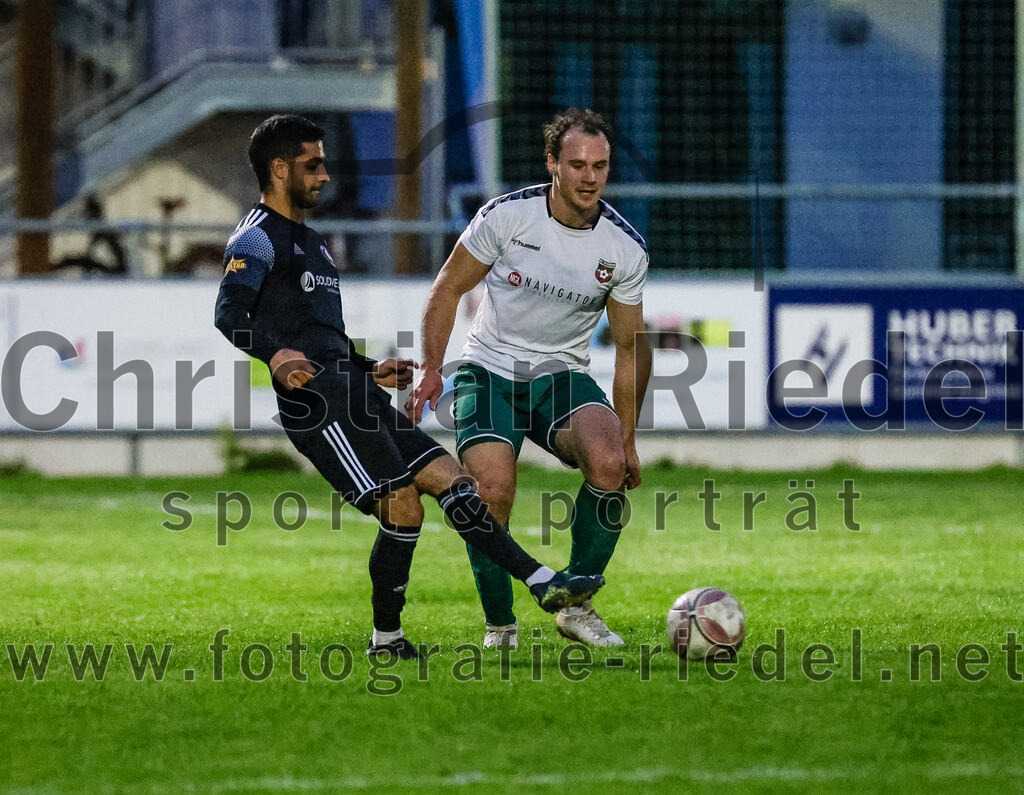 2024-04-05_082_FC_Schwaig_gegen_SV_Pullach | Oberding, Deutschland, 05.04.2024:
Fußball, Landesliga Südost 2023 / 2024, 28. Spieltag, FC Schwaig gegen SV Pullach, Endergebnis: 2:0

Daniel Brändle (SV Pullach, #21), Markus Straßer (FC Schwaig, #11)

Foto: Christian Riedel / fotografie-riedel.net