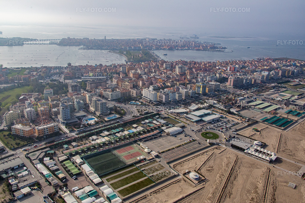 Aerial view: View of the town in Chioggia in the state Veneto, Italy. – Photo: IMG_087418.jpg taken on 04/06/2016 by Werner Riehm/FLY-FOTO.com – Resolution of the original: 5472 x 3648 px
