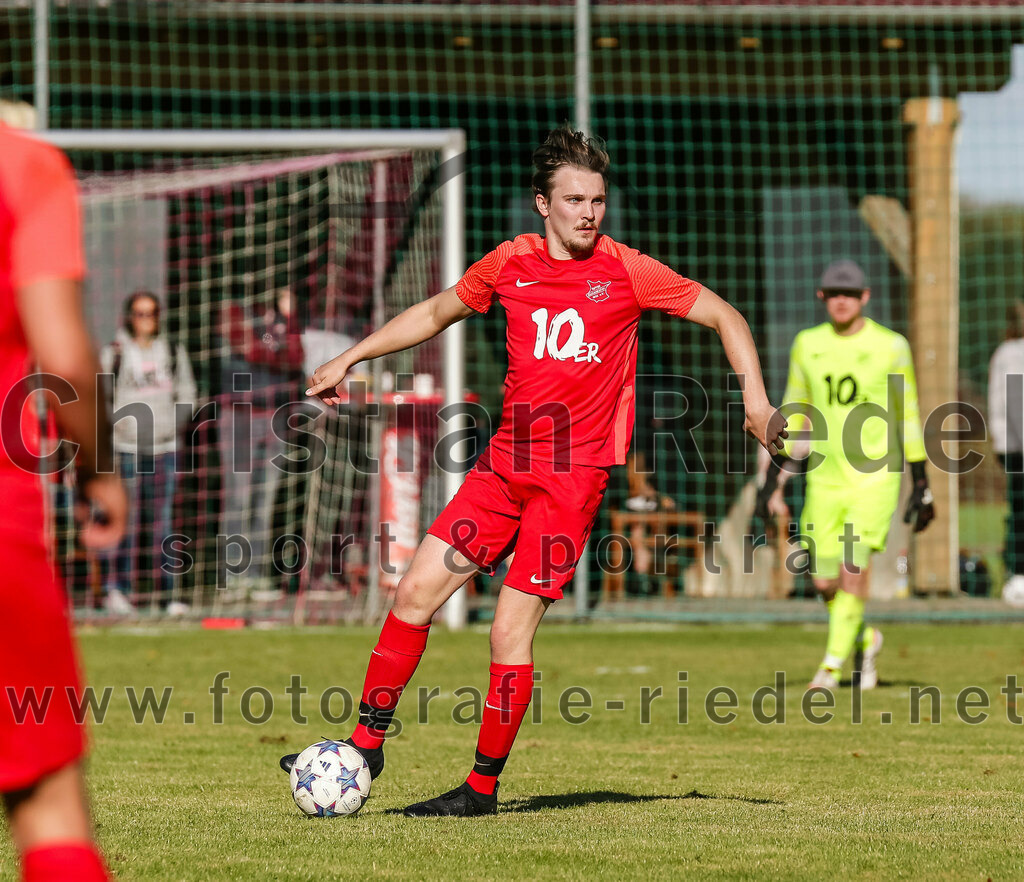 2023-10-22_064_SpVgg_Eichenkofen_gegen_SpVgg_Altenerding_II | Erding, Deutschland, 22.10.2023:
Fußball, A-Klasse 2023 / 2024, 12. Spieltag, SpVgg Eichenkofen gegen SpVgg Altenerding II, Endergebnis: 3:1

Kilian Zehner (SpVgg Eichenkofen, #10)

Foto: Christian Riedel / fotografie-riedel.net