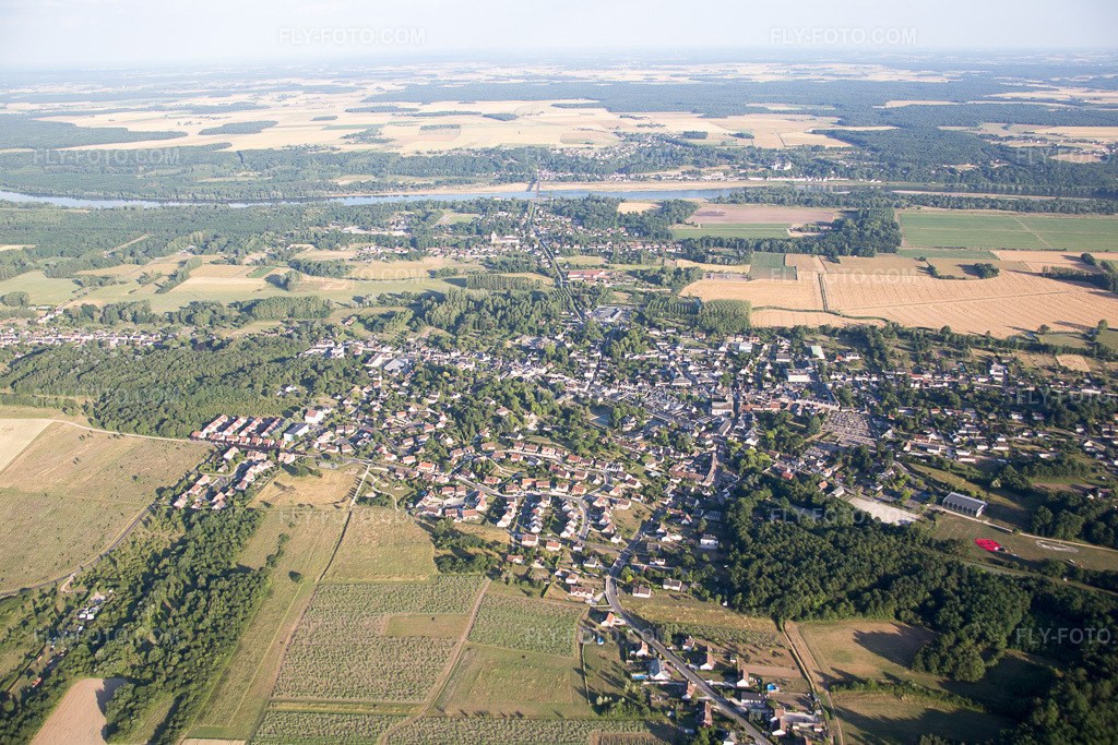 Aerial view: View of the town in Onzain in the state Loir et Cher, France. – Photo: IMG_081199.jpg taken on 06/19/2015 by Werner Riehm/FLY-FOTO.com – Resolution of the original: 5472 x 3648 px