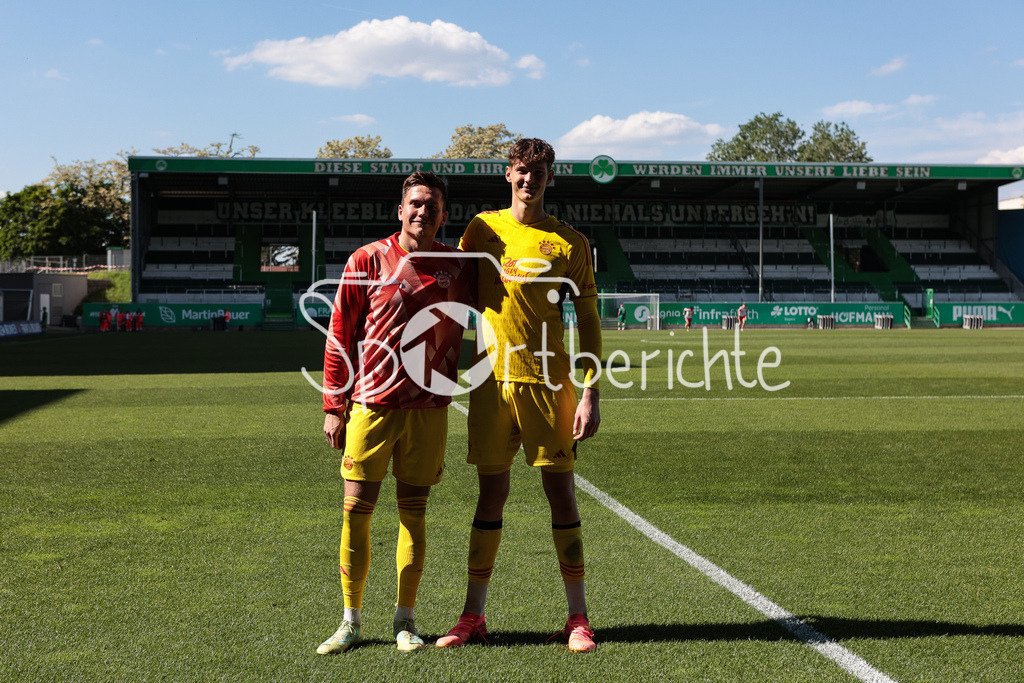 SpVgg Greuther Fürth II - FC Bayern Amateure | Die beiden Keeper der Amateure Manuel KAINZ (FCB #23) und Tom Ritzy HUELSMANN (FCB #1) lassen sich zusammen nach der Partie in Fuerth noch fotografieren / Torhueter
