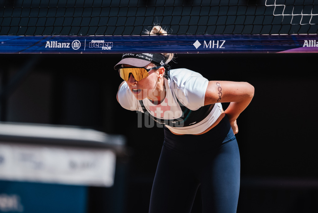 Beachvolleyball | Frauen | Allianz German Beach Tour 2025 | Tourstop Hamburg | 29.05.2025 | Louisa Marunde wartet auf die Angabe ihrer Mitspielerin