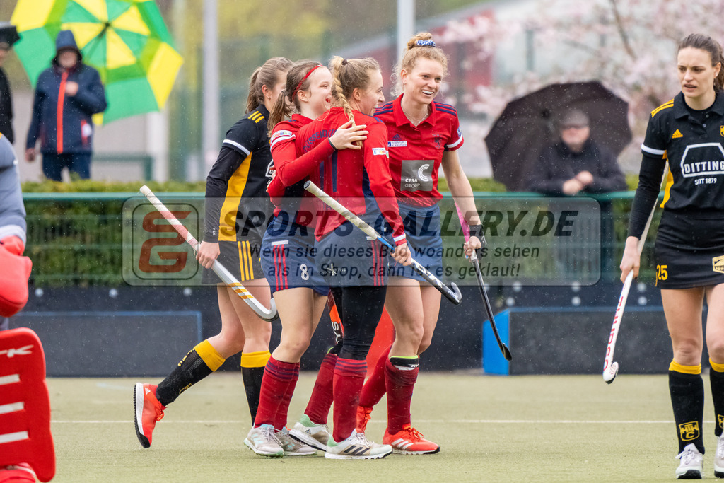 HK_20230401_106657 | 1. Bundesliga Damen Düsseldorfer HC - Harvestehuder THC  am 1.4.2023 DHC Düsseldorf, Düsseldorf , Friederike Heusgen ( Düsseldorfer HC #8 ) , Sara Strauss ( Düsseldorfer HC #11 ) , Emma-Sophie Hessler ( Düsseldorfer HC #7 )