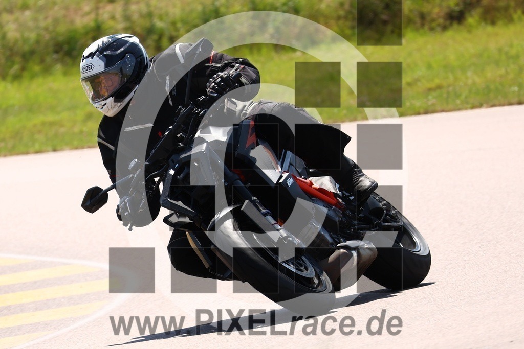 0079-20250619_02657 | Schöne Erinnerungen an spannende Momente - das festzuhalten ist unser Job. PIXELrace.de ist seit 2003 auf den Rennstrecken Europas unterwegs um die Action draußen beim Fahren und die wunderbare Stimmung imm Fahrerlager für euch einzufangen.