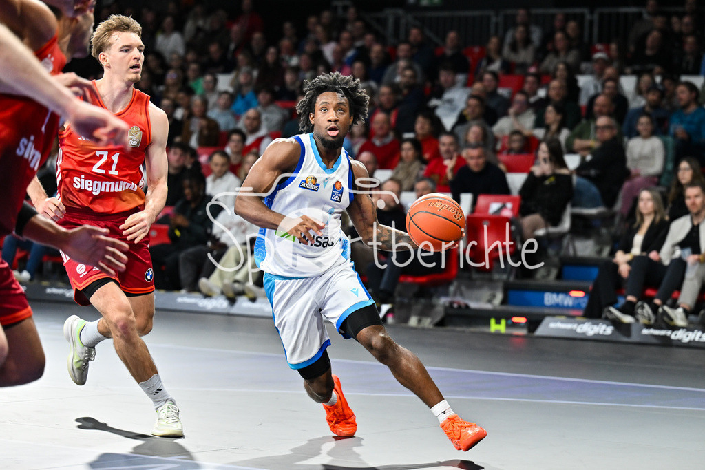 FC Augsburg - 1. FC Heidenheim | MUNICH, GERMANY - 17. FEBRUARY: im duell Justus HOLLATZ (FC Bayern Basketball 21) und Isaiah SWOPE (Skyliners Frankfurt 1) während dem Spiel zwischen dem FC Bayern München und den Skyliners Frankfurt am 21. Spieltag der easyCredit BBL im BMW Park