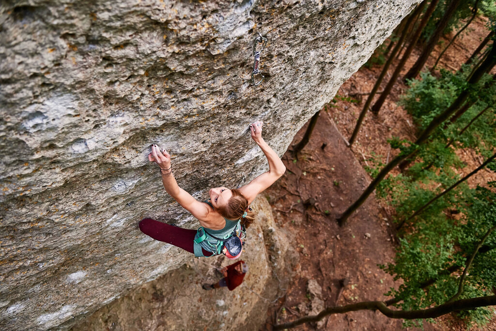CS-180523-0073-1 | Selena Schmidt klettert Maßarbeit (9-) an der Stadeltenne im Pegnitztal