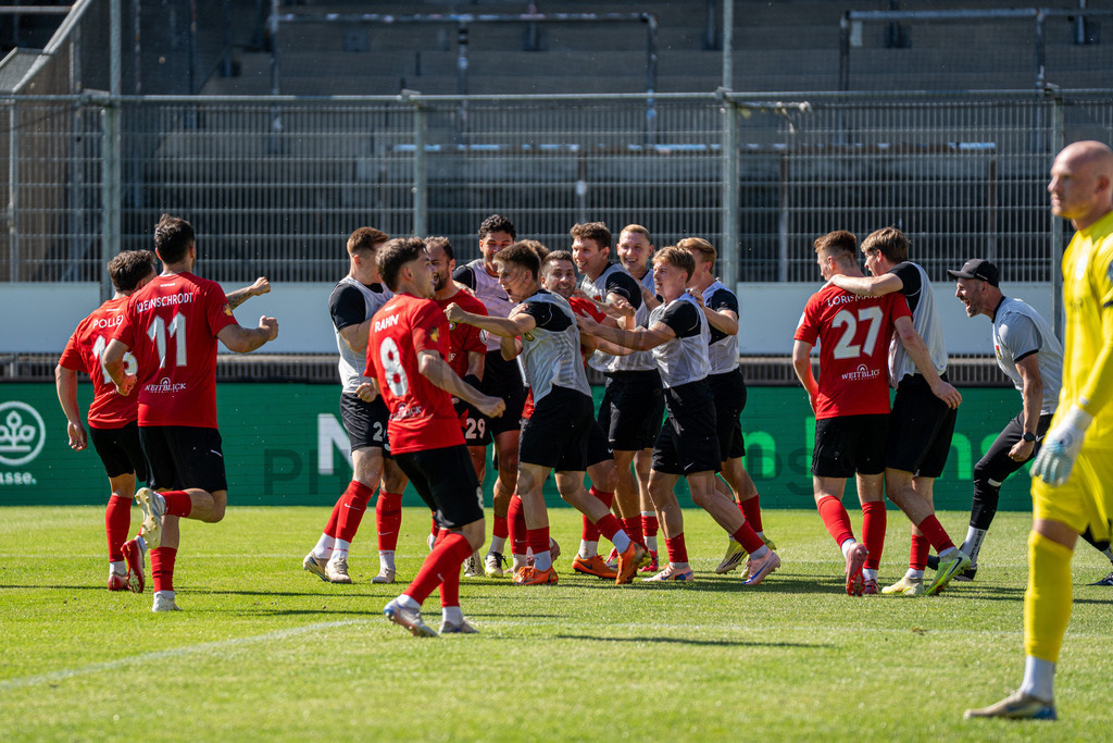 Stuttgarter Kickers vs. SG Sonnenhof Großaspach, Fussball, WFV-Pokal, Finale, 23.05.2026 | Kollektiver Torjubel nach Treffer durch Fabian Eisele (SG Sonnenhof Großaspach, #23) zum 0:2,Stuttgarter Kickers vs. SG Sonnenhof Großaspach, Fussball, WFV-Pokal, Finale, 23.05.2026