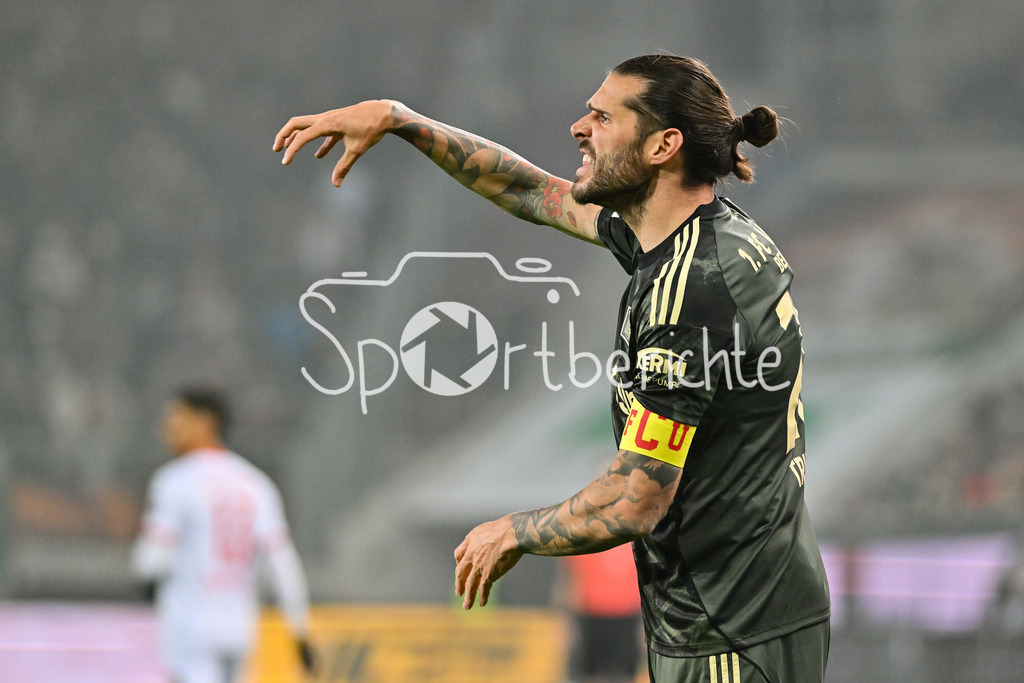 FC Augsburg - 1. FC Union Berlin | AUGSBURG, GERMANY - 15. JANUARY: im Bild Christopher TRIMMEL (1. FC Union Berlin 28) / Einzelfoto / Freisteller während dem Bundesligamatch zwischen dem FC Augsburg und dem 1. FC Union Berlin am 17. Spieltag in der WWK-Arena / DFL REGULATIONS PROHIBIT ANY USE OF PHOTOGRAPHS AS IMAGE SEQUENCES AND/OR QUASI-VIDEO