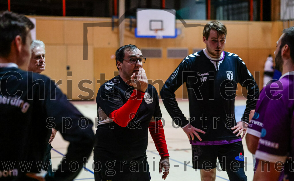 2023-11-11_060_SpVgg_Altenerding_gegen_HC_Donau-Paar | Erding, Deutschland, 11.11.2023:
Handball, Bezirksoberliga Männer 2023 / 2024, 7. Spieltag, SpVgg Altenerding gegen HC Donau/Paar, Endergebnis: 44:32

Trainer Simon Klawe (Spvgg Altenerding)

Foto: Christian Riedel / fotografie-riedel.net