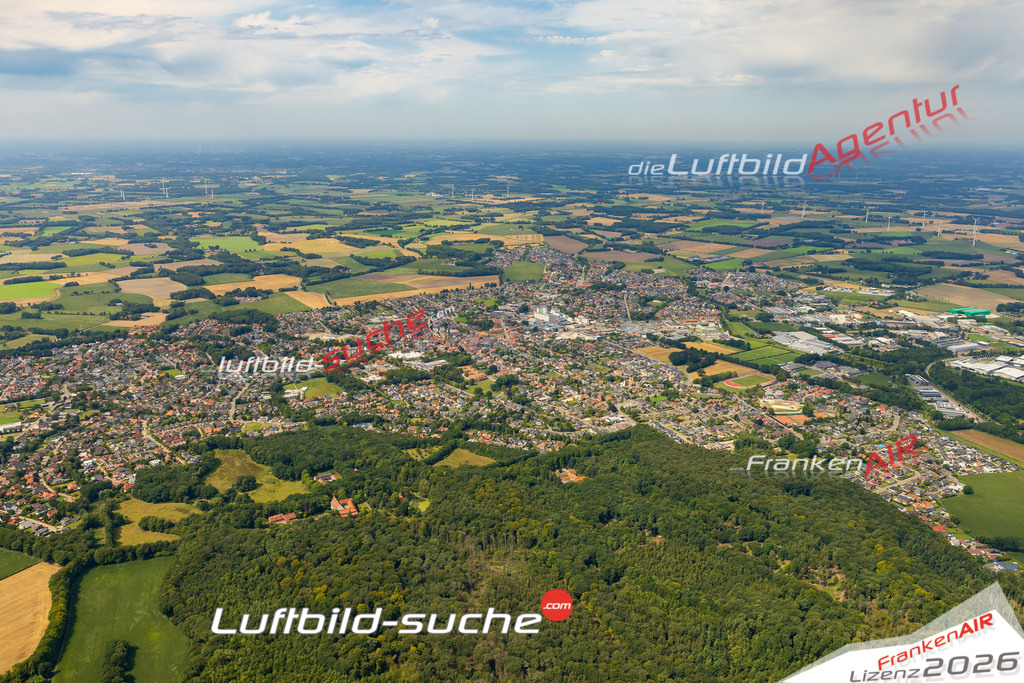 Übersichts Bild Dinklage - Die Luftaufnahme wurde 2025 vom UL-Flugzeug heraus erstellt ( keine Drohnenaufnahme ) - Hochauflösende Luftaufnahme - für Wandbilder und großformatige Ausdrucke geeignet. Das besondere Geschenk!Hier alle&nbsp;Infos zur Lizenzierung der LuftaufnahmeWir fliegen auch dieses Jahr wieder in Ihre Region um Luftbilder zu erstellen.- Luftbild anfragen