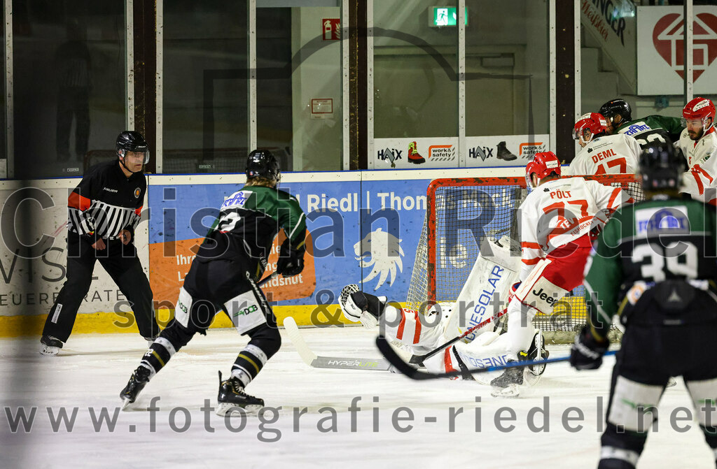 2023-03-10_019_TSV_Erding_gegen_TEV_Miesbach | Erding, Deutschland, 10.03.2023:
Eishockey, Bayernliga Playoffs 2022 / 2023, Halbfinale, TSV Erding gegen TEV Miesbach, Endergebnis: 2:0

Michael Franz (Erding Gladiators, #13), Moritz Schlickenrieder (TEV Miesbach, #25), Benedikt Pölt (TEV Miesbach, #77)

Foto: Christian Riedel / fotografie-riedel.net