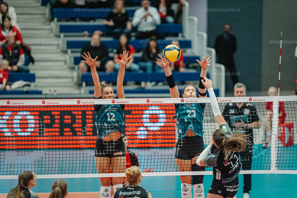 Dresdner SC - Binder Blaubären TSV Flacht, DEKRA 1. Bundesliga Frauen, Volleyball | Im Bild: Block durch Mette Marleen Pfeffer (12, Dresdner SC) und Mackenzie Foley (23, Dresdner SC)24.10.2026, Dresdner SC -  Binder Blaubären TSV Flacht, DEKRA 1. Bundesliga Frauen, Volleyball, Deutschland, Dresden, Cyberport Arena