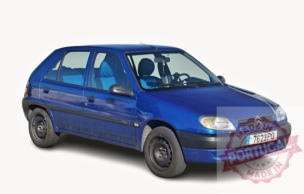 Blue Citroën Saxo parking on a white background | Studio shot of a blue Citroën Saxo with blue seats, isolated on white - Realisiert mit Pictrs.com