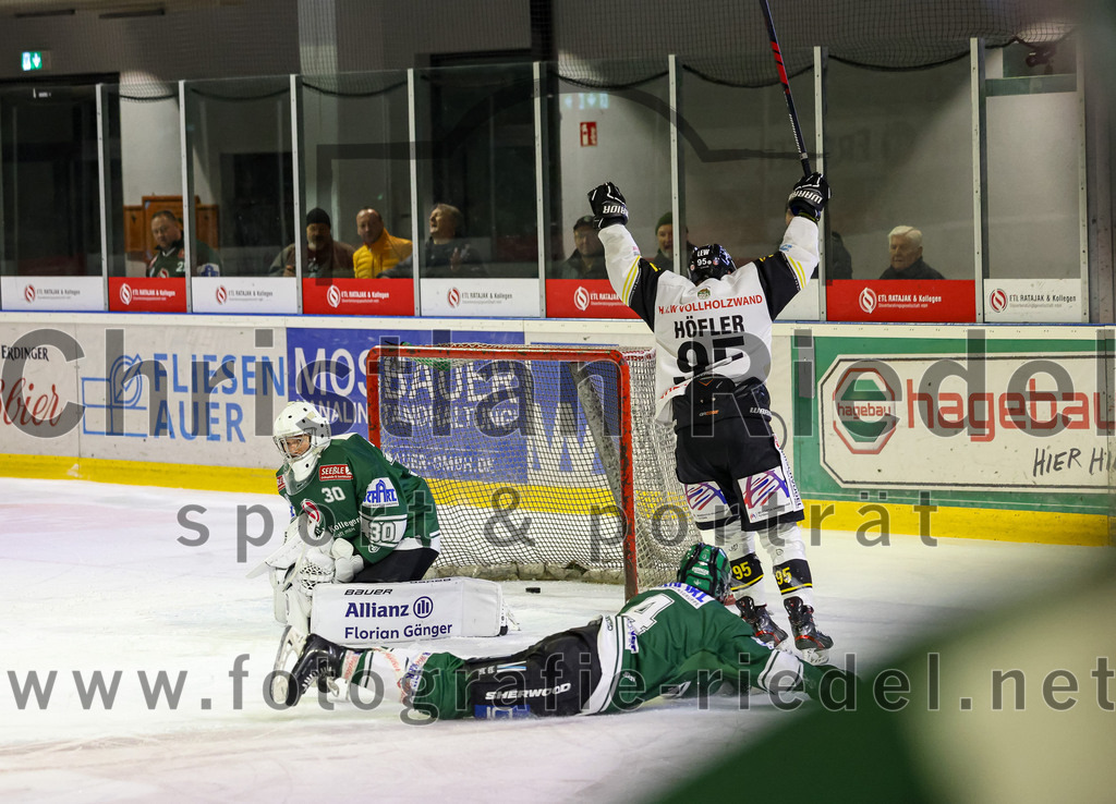 2023-11-17_020_TSV_Erding_gegen_EA_Schongau | Erding, Deutschland, 17.11.2023:
Eishockey, Bayernliga Vorrunde 2023 / 2024, 10. Spieltag, TSV Erding gegen EA Schongau, Endergebnis: 12:4

Paul Wallek (Erding Gladiators, #44), Florian Höfler (EA Schongau, #95), Torwart Patrick Mayer (Erding Gladiators, #30)

Foto: Christian Riedel / fotografie-riedel.net
