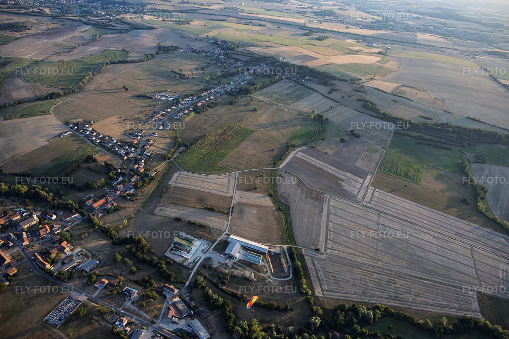 Vue aérienne: Vue de la ville depuis le nord-est à Bettviller dans le département Moselle, France – .Photo: IMG_158746.jpg prise le 14/08/2026 par Werner Riehm/FLY-FOTO.eu – Résolution de l'original: 6000 x 4000 px