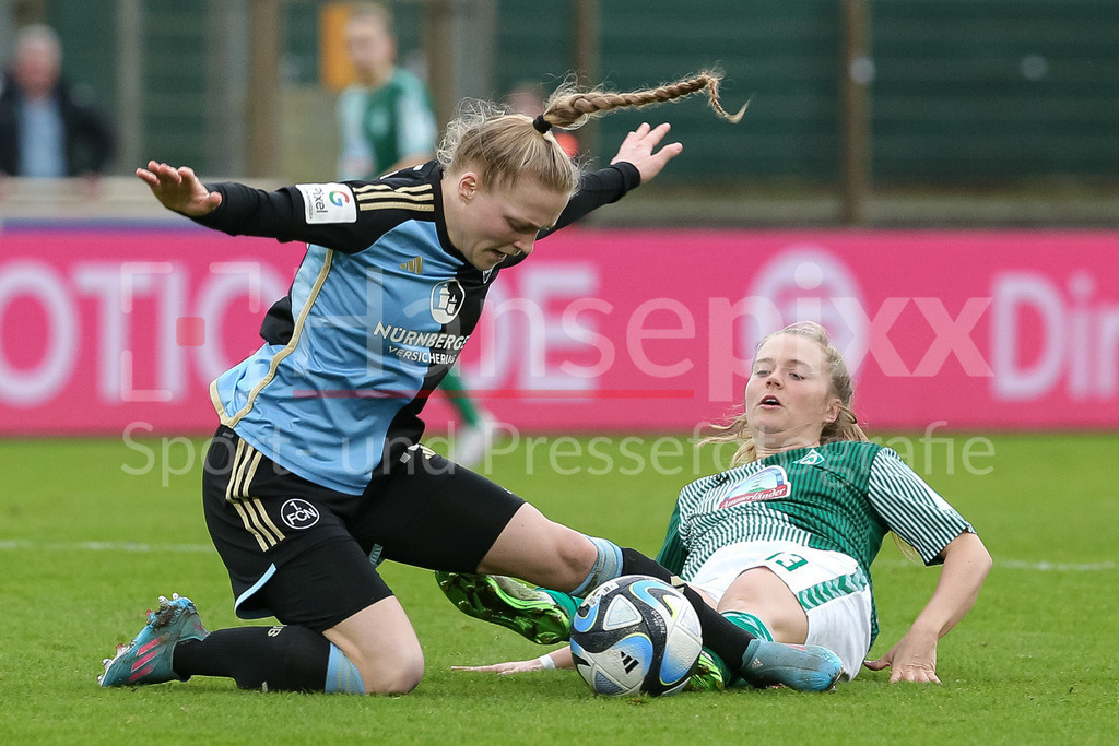 Fussball, Google Pixel Frauen-Bundesliga, SV Werder Bremen - 1. FC Nürnberg | v.li.: Franziska Mai (1. FC Nürnberg, 18) und Ricarda Walkling (SV Werder Bremen, 13) im Zweikampf, Duell, Dynamik, Aktion, Action, Spielszene, DIE DFB-RICHTLINIEN UNTERSAGEN JEGLICHE NUTZUNG VON FOTOS ALS SEQUENZBILDER UND/ODER VIDEOÄHNLICHE FOTOSTRECKEN. DFB REGULATIONS PROHIBIT ANY USE OF PHOTOGRAPHS AS IMAGE SEQUENCES AND/OR QUASI-VIDEO.