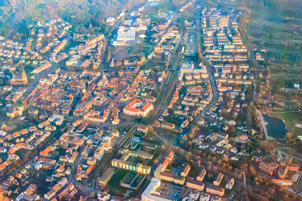 Luftbild: Stadtübersicht aus Südwesten mit Schloss Ettlingen in Ettlingen im Bundesland Baden-Württemberg in Deutschland. Foto: IMG_62081.jpg vom 31.01.2014 durch Werner Riehm/FLY-FOTO.deAuflösung des Originals: 4053 x 2702 pxSchloss | Ettlingen