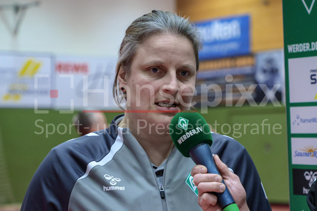 Handball, 2. Bundesliga Frauen, SV Werder Bremen - HC Leipzig | Renee Verschuren (Trainerin, Cheftrainerin, SV Werder Bremen) während der Pressekonferenz nach dem Spiel, Portrait, Nahaufnahme, Einzelfoto, Einzelbild