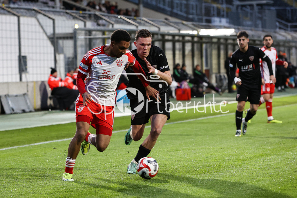 FC Bayern Amateure - TSV Buchbach | im DUell Vincent MANUBA (FCB #20) und Tobias STOSSBERGER (TSV #11) / Zweikampf