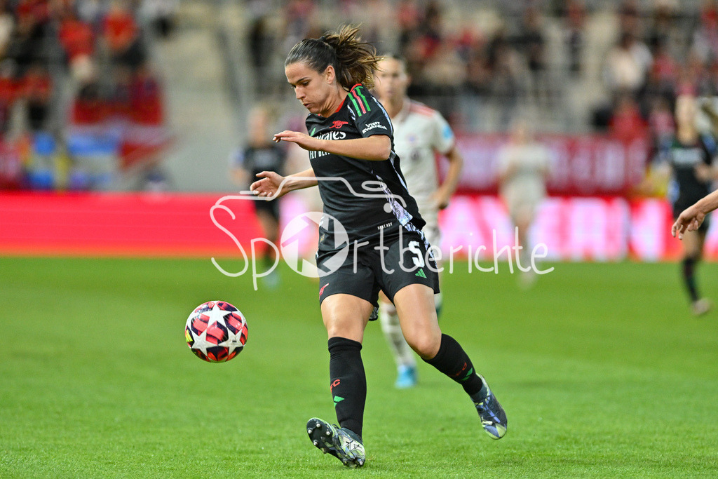 FC Bayern München Frauen - Arsenal London Frauen | Am Ball Codina PANEDAS (Arsenal London Frauen #5) / Freisteller / Einzelfoto / UEFA Womens Champions League: FC Bayern München Frauen - Arsenal London Frauen, FC Bayern Campus am 09.10.2024