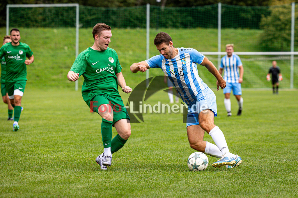 SG Hungerbach gegen TSV Brunnthal | Fußball Kreisliga Herren Oberbayern Zugspitze Gruppe 1, SG Hungerbach gegen TSV Brunnthal, 20240803,Simon STRASSER (SG Hungerbach 11) setzt sich durch,2024-08-03 in Huglfing (Sportpark Huglfing), Simon STRASSER (SG Hungerbach 11), Daniel RICHTER (TSV Brunnthal 27)Copyright: WolfgangxLindner www.foto-lindner.de