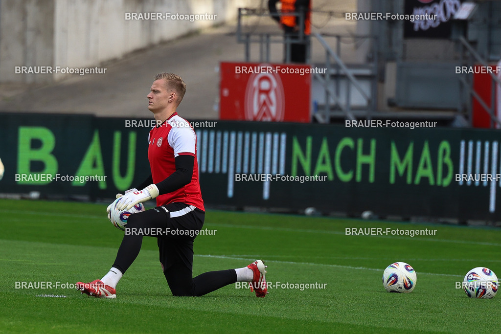 Rot-Weiss Essen - Hansa Rostock | Essen, Deutschland, 20.09.2025 Jakob Golz  (Rot-Weiss Essen) beim aufwärmenwährend des 3.Liga Spiels zwischen  Rot-Weiss Essen und Hansa Rostock am 20.09.2025 im Stadion an der Hafenstraße in Essen. (Foto von Timo Bluhmki-Schmidt/Brauer Fotoagentur