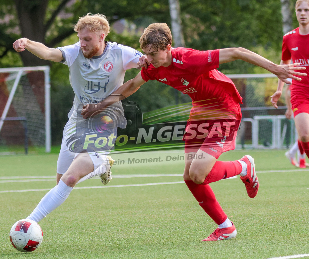 FC RW Kirchlengern - VfL Theesen | Auf dem Bild zu sehen: Grau FC RW Kirchlengern: Jan Luka Kollmeier ; Rot VfL Theesen: Eric Jesper Darlath  FC RW Kirchlengern, VfL Theesen, Saison 26/27, Westfalenliga, Kirchlengern, Deutschland - Realisiert mit Pictrs.com