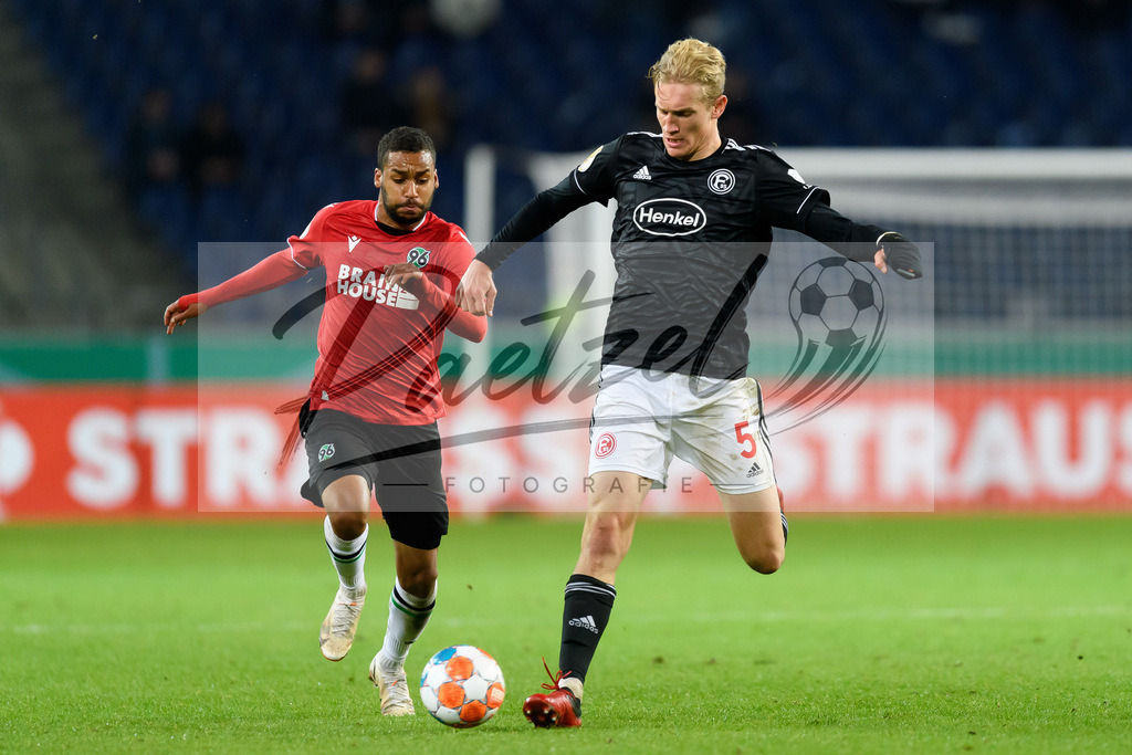 H96DUS20211027_055 | Fussball, Herren: Linton Maina (Hannover 96) und Christoph Klarer (Fortuna Duesseldorf) im Zweikampf bei dem Spiel der 2. Runde im DFB-Pokal zwischen Hannover 96 und Fortuna Duesseldorf in der HDI-Arena am 27.10.2021 in Hannover, Deutschland.DFB / DFL REGULATIONS PROHIBIT ANY USE OF PHOTOGRAPHS AS IMAGE SEQUENCES AND/OR QUASI-VIDEO. - Realisiert mit Pictrs.com
