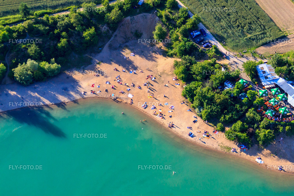 Mit Badgästen übersähter FKK Strand Epplesee  https://www.rheinstetten.de/de/see | Luftbild: Mit Badgästen übersähter FKK Strand Epplesee  https://www.rheinstetten.de/de/see im Ortsteil Forchheim in Rheinstetten im Bundesland Baden-Württemberg in Deutschland. Foto: IMG_57943.jpg vom 16.06.2013 durch Werner Riehm/FLY-FOTO.de - Realisiert mit Pictrs.com
