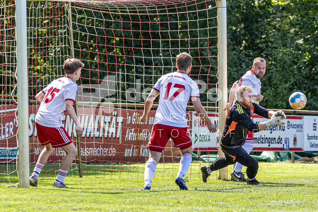 Römstedt II - Schmidt_ Joshua (wehrt Ball ab) vs Ebstorf 170825 dlP | immodelaporte-sportfotos - Realisiert mit Pictrs.com