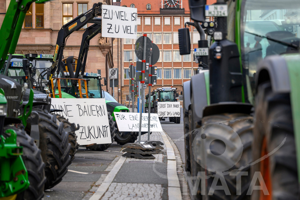 _DWA4304 | Bauerndemo gegen Agrarpolitik der Bundesregierung  auf dem Straße Obstmarkt und Hauptmarkt . Nürnberg, 08.01.2024 - Realisiert mit Pictrs.com