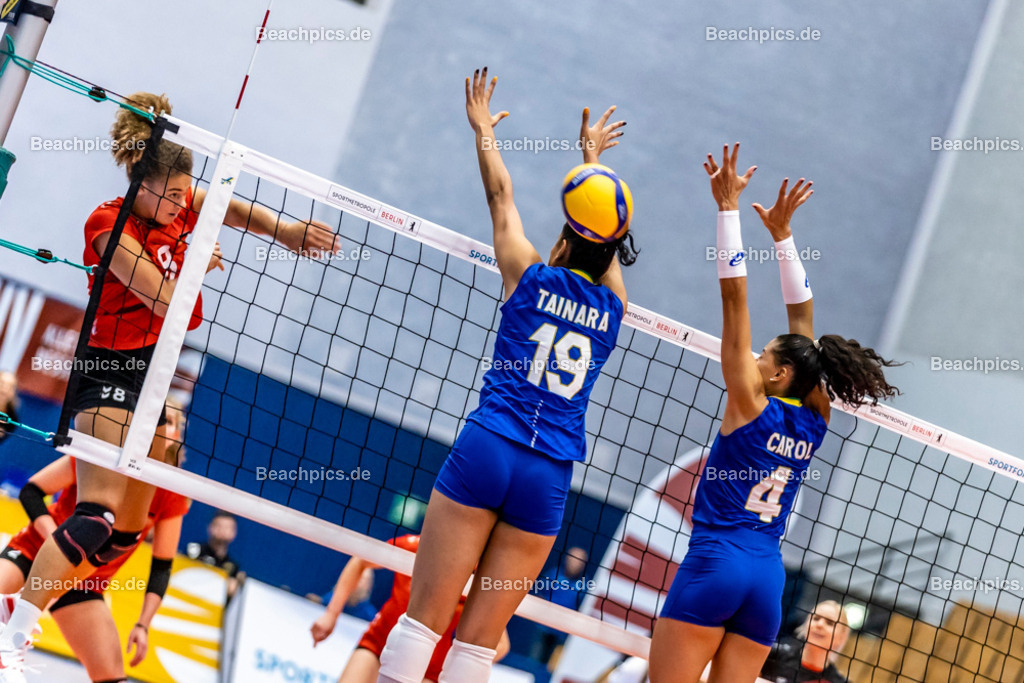 2022-00063416-Testspiel-Deutschland-Brasilien | Angriff Kimberly DREWNIOK #8 (Diagonal) GER gegen Tainara SANTOS #19 BRA, #bra4,, 17.09.2022; Berlin Foto: Gerold Rebsch - www.beachpics.de
