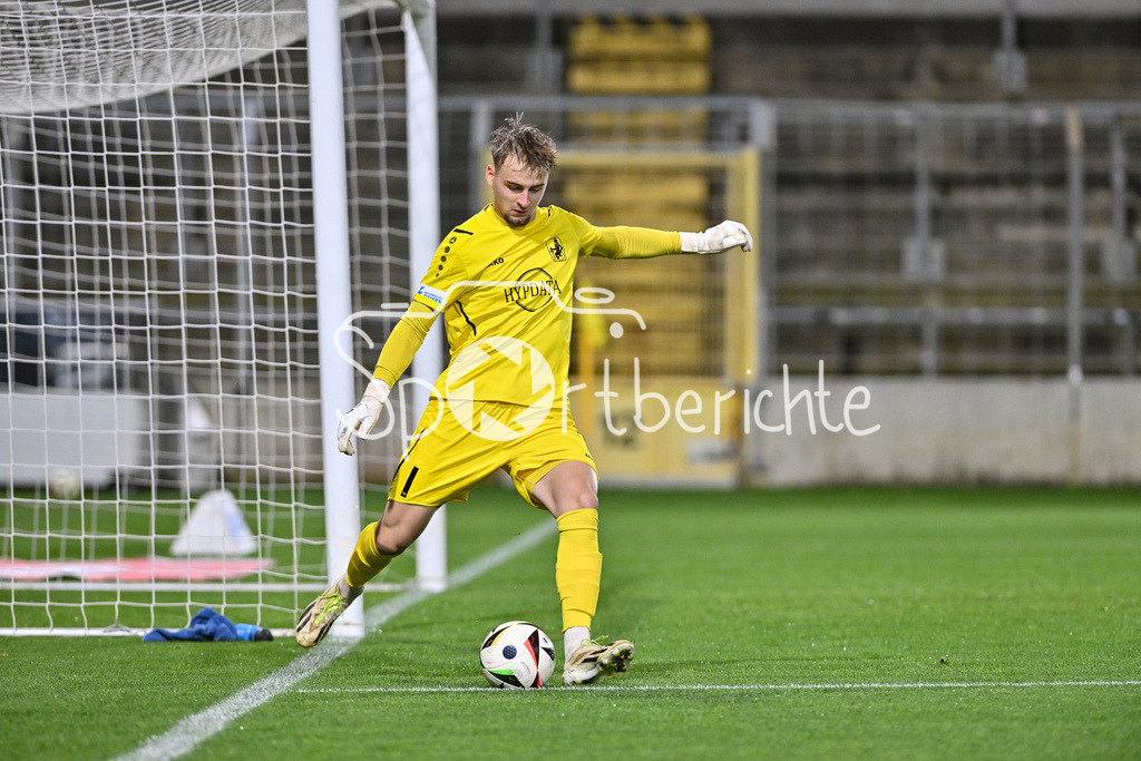 FC Bayern Amateure - TSV Schwaben Augsburg | im Bild Patrick SANDER (TSV #1) am Ball / Freisteller / Einzelfoto / Regionalliga Bayern: FC Bayern Muenchen II - TSV Schwaben Augsburg, Gruenwalder Stadion am am 25.10.2024