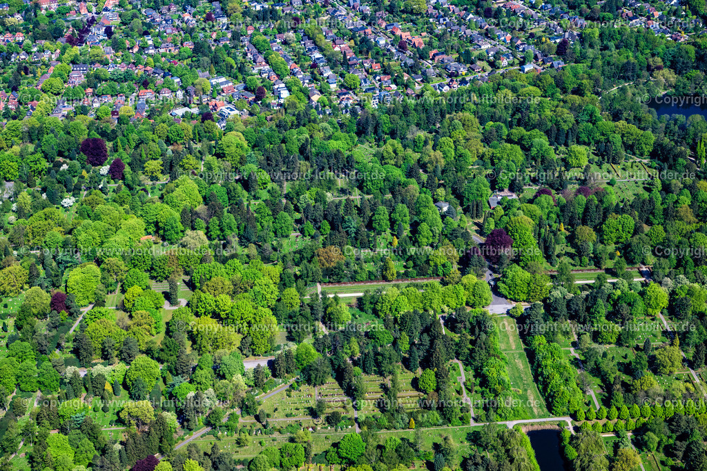 Hamburg_Ohlsdorfer_Friedhof_ELS_4058010525 | HAMBURG 27.04.2025 Grabreihen auf dem Gelände des Friedhofes "Friedhof Ohlsdorf" in den Parkanlagen an der Fuhlsbüttler Straße in Hamburg, Deutschland. Weiterführende Informationen bei: Hamburger Friedhöfe. // Grave rows on the grounds of the cemetery "Friedhof Ohlsdorf" in the park on Fuhlsbuettler Strasse in Hamburg, Germany. Further information at: Hamburger Friedhoefe. Foto: Martin Elsen
