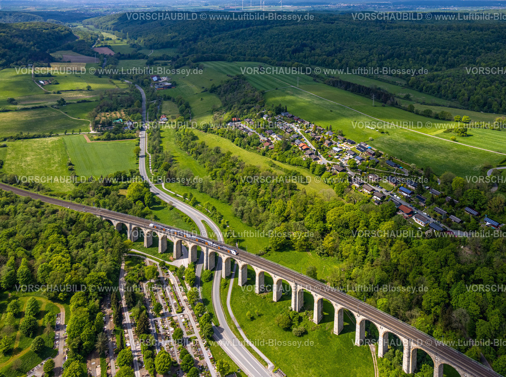 Altenbeken240504516Eisenbahnviadukt | Luftbild, Altenbekener Viadukt, Adenauerstraße, Eisenbahnviadukt Brückenbauwerk, auch Bekeviadukt oder Großer Viadukt genannt, S-Bahn, Friedhof Altenbeken an der Straße Alter Kirchweg, Wohngebiet Am Stapelsberg, Wiesen und Felder, Altenbeken, Ostwestfalen, Nordrhein-Westfalen, Deutschland