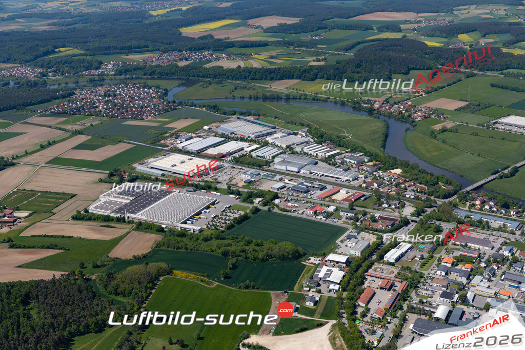 Die Luftaufnahme Gewerbegebiet - Regenstauf wurde 2021 mittels Flugzeug (keine Drohne) erstellt. Hohe Auflösung -für große Poster und Wandbilder geeignet!