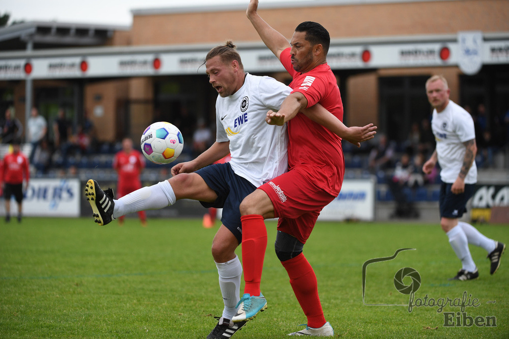 SV Brake Ü40-BW Bümmerstede (Ü40) | Kreispokal Finale Jade-Weser-Hunte Ü40; SV Brake Ü40 (rot)-BW Bümmerstede Ü40 (weiß) am 15.06.2025 in Rastede (Sportanlage Köttersweg), Photo: Philip Eiben 2025 - Realisiert mit Pictrs.com