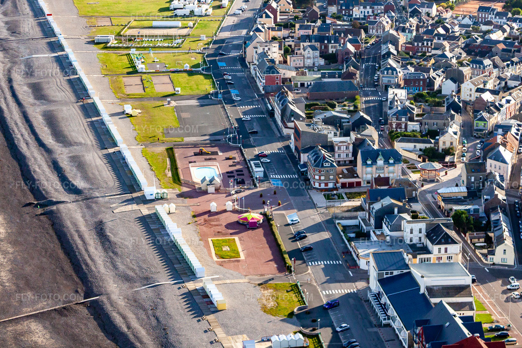 Aerial view: View of the town in Cayeux-sur-Mer in the state Somme, France.Photo: IMG_70905.jpg taken on 08/24/2014 by Werner Riehm/FLY-FOTO.comResolution of the original: 4231 x 2820 px