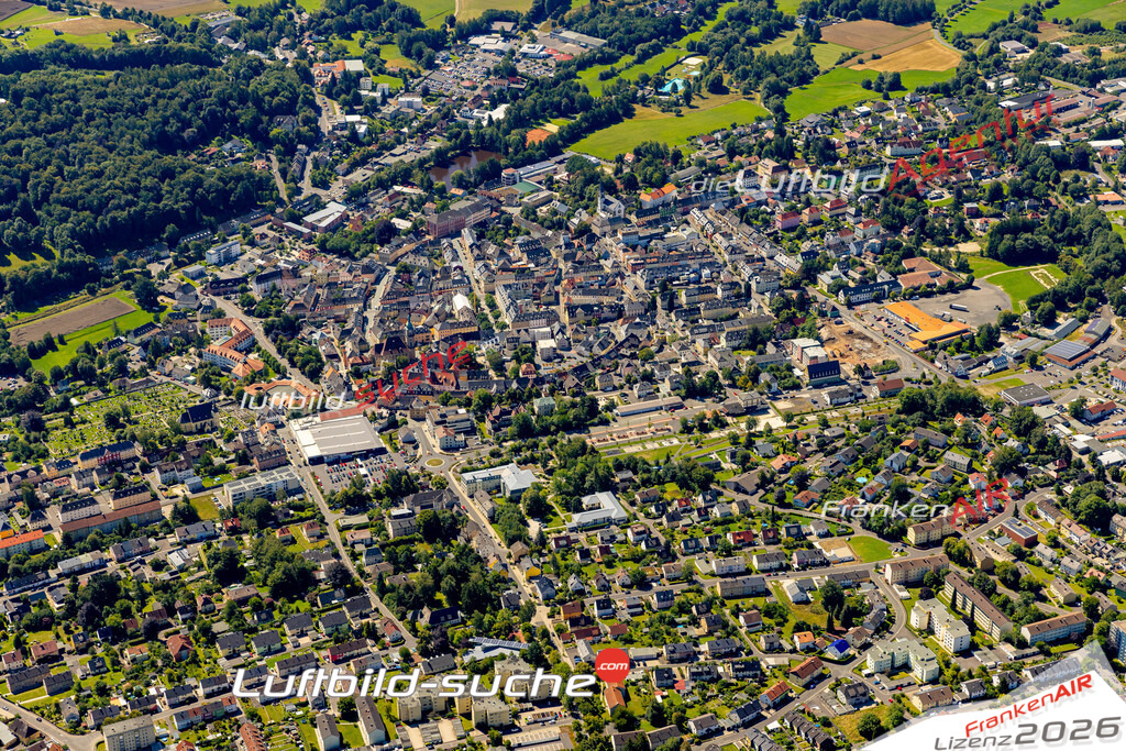 Das Luftbild zeigt :  Wunsiedel - Die Luftaufnahme wurde 2023 vom UL-Flugzeug aus erstellt ( keine Drohne ) - Hochauflösende Luftaufnahme - Für grossformatige Ausdrucke geeignet. Die Geschenkidee !Mit Lizenz und Bildrechte bestellbar