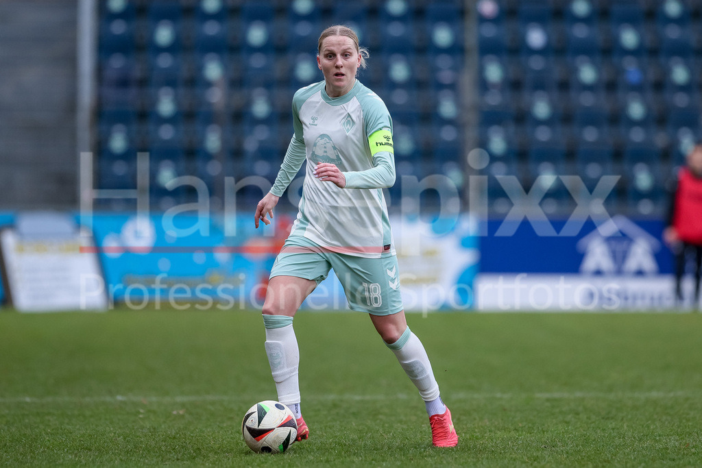 Fussball, Google Pixel Frauen-Bundesliga, 1. FFC Turbine Potsdam - SV Werder Bremen | v.li.: Lina Hausicke (SV Werder Bremen, 18) am Ball, Freisteller, Einzelbild, Ganzkörper, Aktion, Action, Spielszene, DIE DFB-RICHTLINIEN UNTERSAGEN JEGLICHE NUTZUNG VON FOTOS ALS SEQUENZBILDER UND/ODER VIDEOÄHNLICHE FOTOSTRECKEN. DFB REGULATIONS PROHIBIT ANY USE OF PHOTOGRAPHS AS IMAGE SEQUENCES AND/OR QUASI-VIDEO.