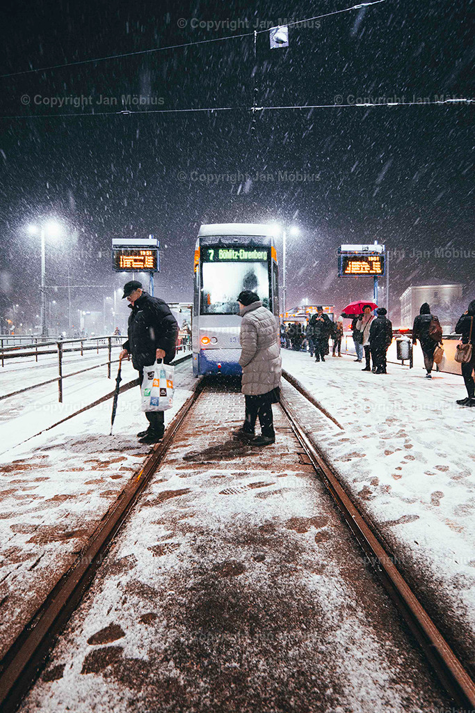 Goerdelerring | Der Goerdelerring ist ein zentraler Verkehrsknotenpunkt in Leipzig – geprägt von urbanem Leben, moderner Architektur und direkter Anbindung an Kultur, City und Nahverkehr. - Realisiert mit Pictrs.com