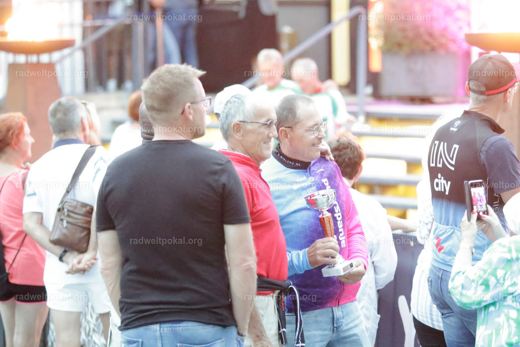 1472_20230817_Bewerb_Maenner_Muehlanger | AUT - OESTERREICH, 2023-08-16: SPORT RENNRAD-FAHREN - 55. INTERNATIONALER RADWELTPOKAL IN ST. JOHANN IN TIROL  - Vintage-Radrennen mit WM-Bronze-Medaillen-Siegerin Christina Schweinberger, den Teilnehmer und Alexander Baumann (vom Orginastions-Team) - TAG 2 BEWERB MAENNER IN SECHS GRUPPEN  ; Foto: Roland Muehlanger