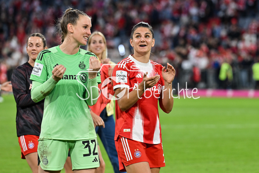 FC Bayern München - Bayer 04 Leverkusen | Die Spielerinnen des FC Bayern laufen nach dem Heimsieg gegen Leverkusen eine Ehrenrunde in der Arena, im Bild Ena MAHMUTOVIC (FC Bayern München Frauen #32) und Jovana DAMNJAVOVIC (FCB #9) / Google Pixel Frauen-Bundsliga: FC Bayern München - Bayer 04 Leverkusen; Allianz Arena am 06.09.2025