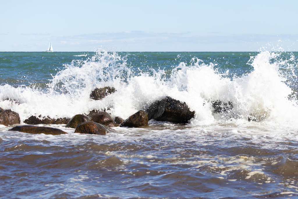 Leinwand: Brandung an der Steinmole – Die raue Schönheit der Küste | Sanfte Farben und die beruhigende Kraft des Wassers – dieses Wandbild vermittelt die natürliche Dynamik der Brandung an der Steinmole in Schönhagen. Die Bewegung der Wellen und die sprühende Gischt erzeugen eine lebendige, aber dennoch entspannende Bildwirkung, während das Segelboot in der Ferne für eine offene und harmonische Atmosphäre sorgt. Die kraftvolle Präsenz der Küste und das Spiel der Elemente machen dieses Motiv zu einem Ausdruck nordischer Energie und Klarheit – rau, frisch und belebend. Maritime Energie für Ihre Wände – dieses Leinwandbild bringt die dynamische Küstenlandschaft der Ostsee direkt in Ihre Umgebung. - Realisiert mit Pictrs.com