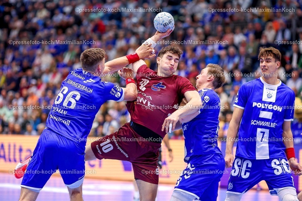 Gum25042501005 | 25.04.2025, Handball, HBL, VfL Gummersbach - 1. VfL Potsdam, Schwalbe-Arena: Elias Kofler (VfL Potsdam #10) gegen Stepan Zeman (GUM #66) und Ole Pregler (GUM #23) 