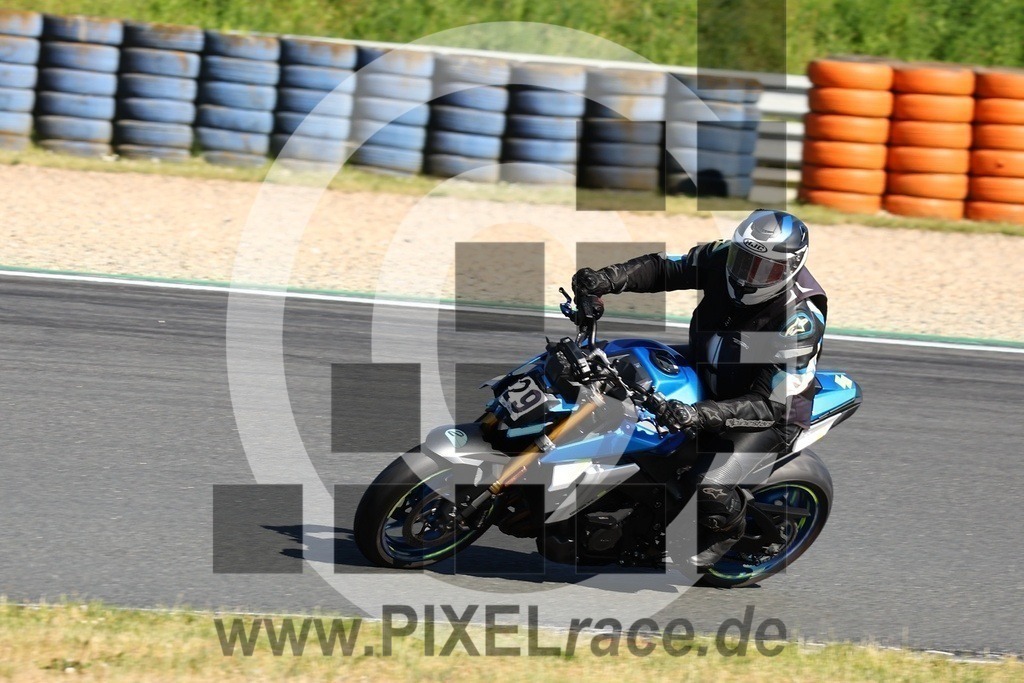 0029-20240513_03984 | Schöne Erinnerungen an spannende Momente - das festzuhalten ist unser Job. PIXELrace.de ist seit 2003 auf den Rennstrecken Europas unterwegs um die Action draußen beim Fahren und die wunderbare Stimmung imm Fahrerlager für euch einzufangen.