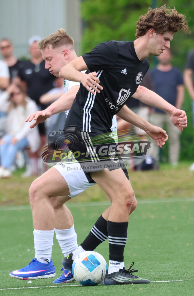 SC Bünde - SV Oetinghausen | Auf dem Bild zu sehen: weiß SC Bünde: Lukas Henning ; schwarz SV Oetinghausen: Lenn Diekwisch SC Bünde, SV Oetinghausen, Saison 25/26, Bezirksliga, Hunnebrock, Deutschland - Realisiert mit Pictrs.com