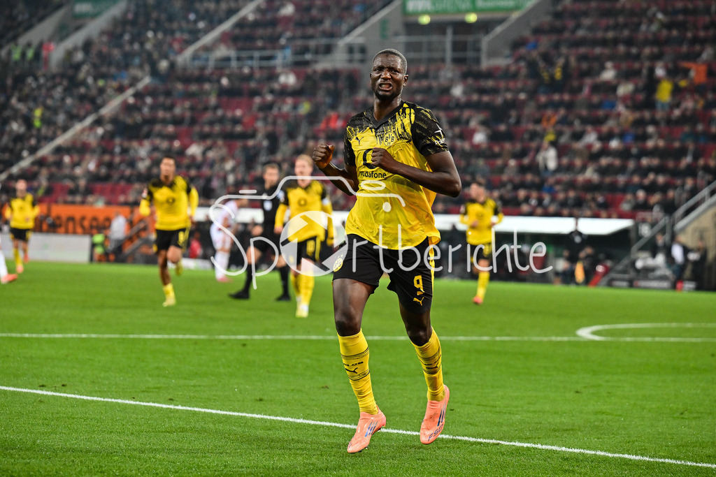 FC Augsburg - Borussia Dortmund | AUGSBURG, GERMANY - Serhou GUIRASSY (Borussia Dortmund 9) celebrates the goal to 0-1 during the bundesliga match between FC Augsburg vs. Borussia Dortmund on matchday 9 at WWK Arena on October 31, 2025 in Augsburg, Germany / DFL REGULATIONS PROHIBIT ANY USE OF PHOTOGRAPHS AS IMAGE SEQUENCES AND/OR QUASI-VIDEO / Carney CHUKWUEMEKA (Borussia Dortmund 17)